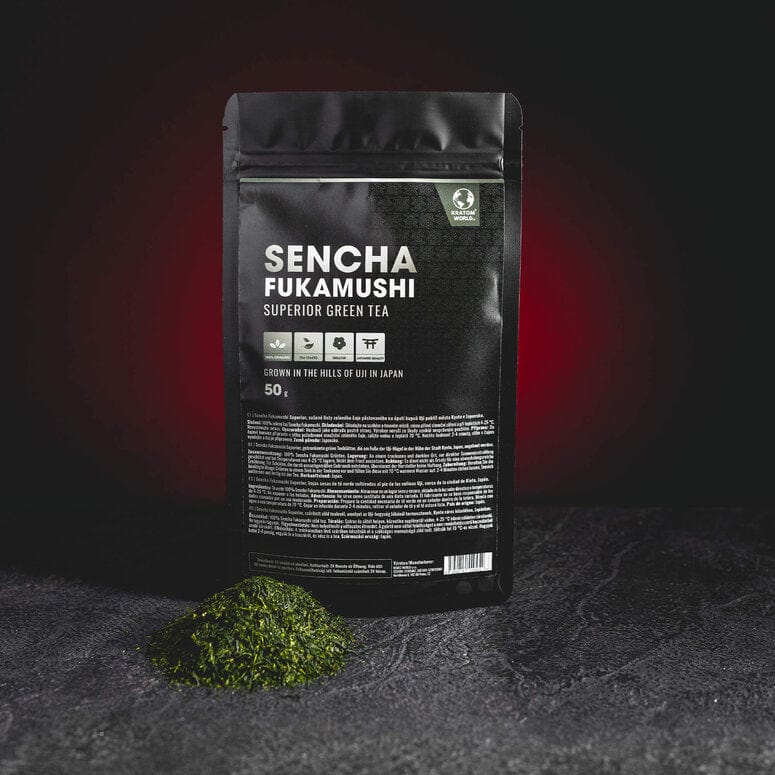 Sencha Fukamushi Kratom World, представен в продуктов кадър като традиционен японски зелен чай.