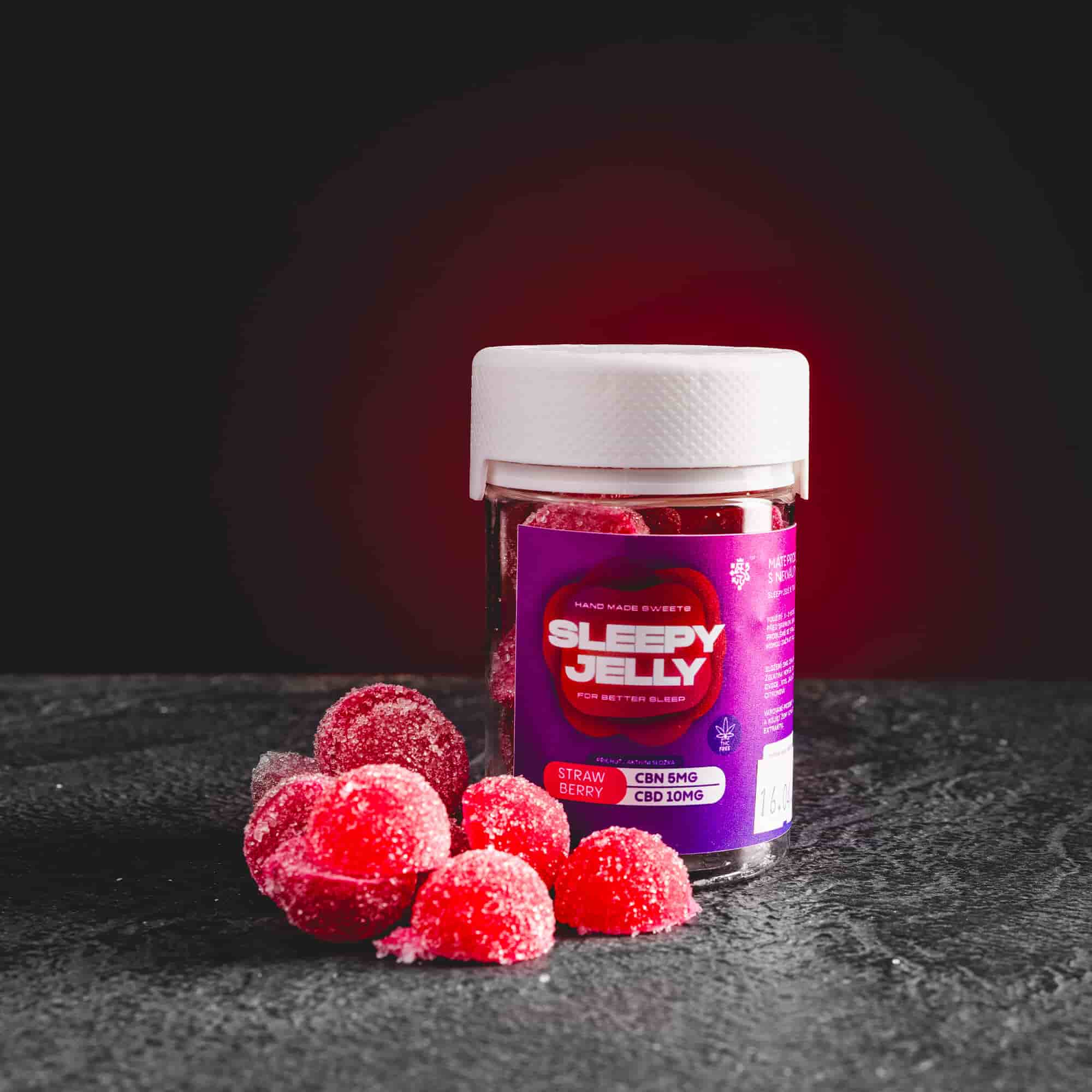 Sleep Jelly Strawberry Kratom World, представени в продуктов кадър като CBD jelly бонбони с ягодов профил за сън и релаксация.