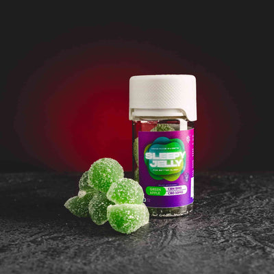 Sleepy Jelly Green Apple Kratom World, представени в продуктов кадър като CBD jelly бонбони със зелен ябълков профил за сън и релаксация.