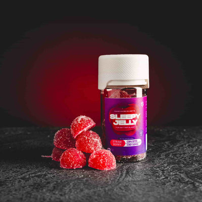 Sleepy Jelly Strawberry Kratom World, представени в продуктов кадър като CBD jelly бонбони с ягодов профил за сън и релаксация.