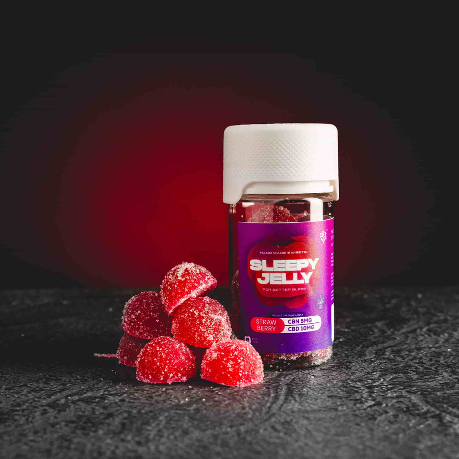 Sleepy Jelly Strawberry Kratom World, представени в продуктов кадър като CBD jelly бонбони с ягодов профил за сън и релаксация.