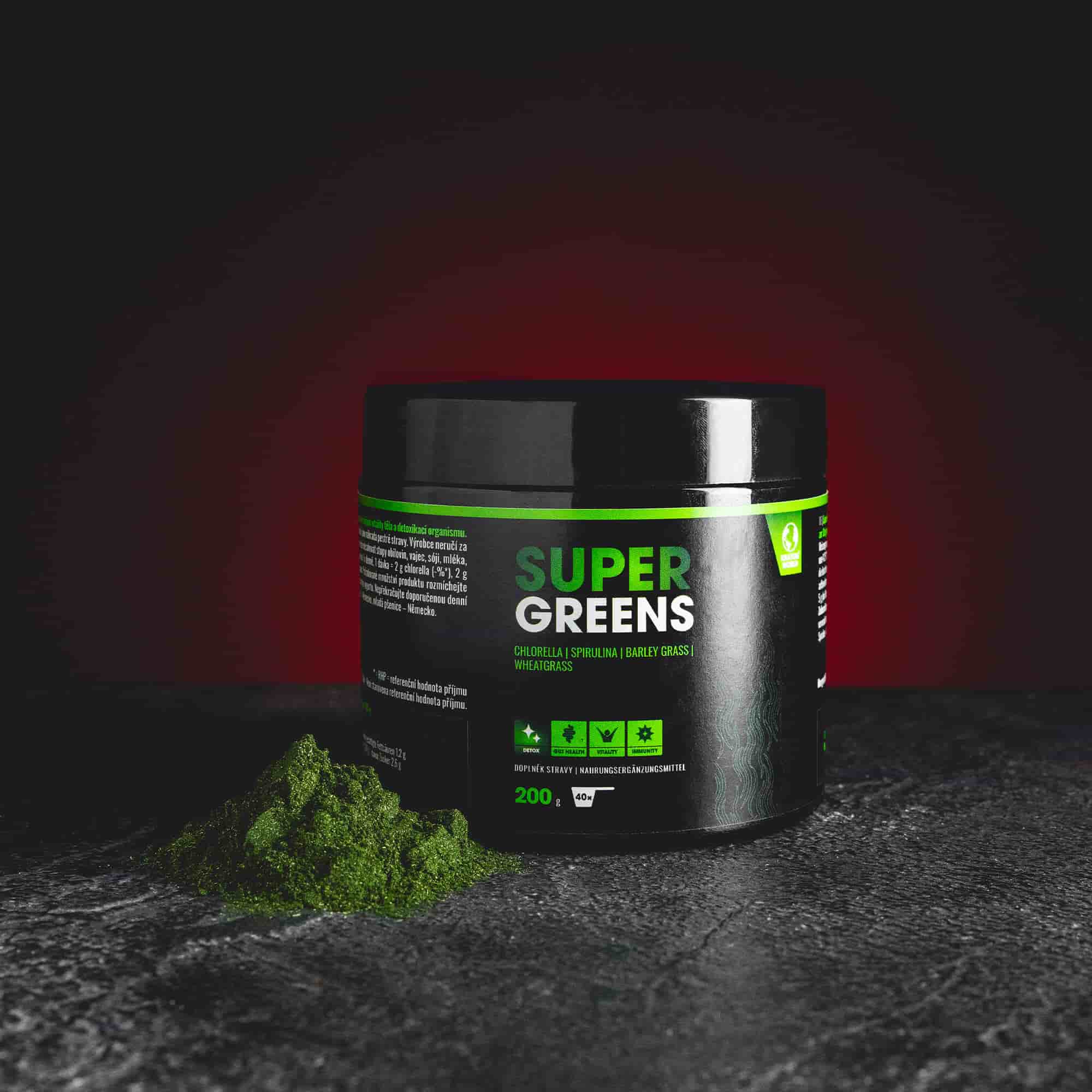 Super Greens Kratom World с chlorella, spirulina, млад ечемик и млада пшеница, представен в продуктов кадър като зелена функционална смес.