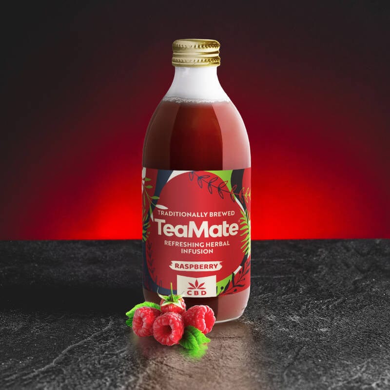 Tea Mate Raspberry Kratom World, представен в продуктов кадър като yerba mate напитка с малинов профил.