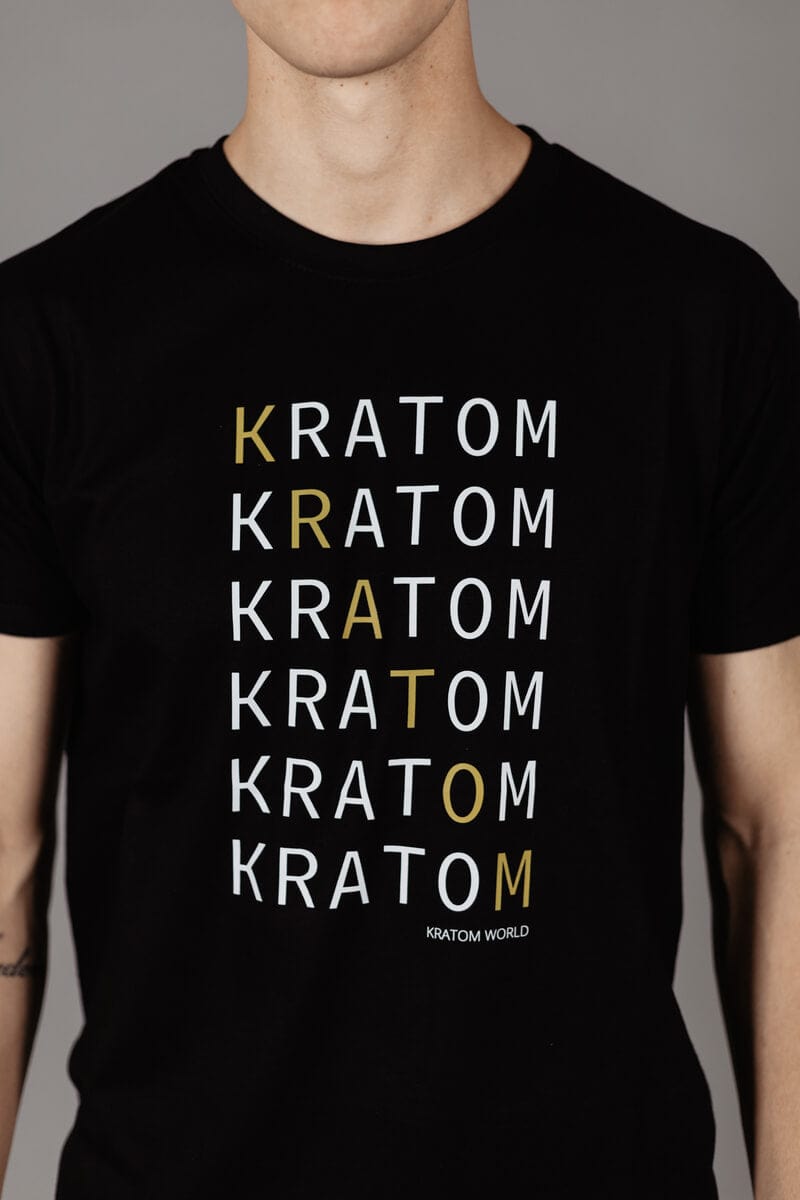 Тениска Kratom World с Kratom дизайн, представена в детайлен продуктов кадър.