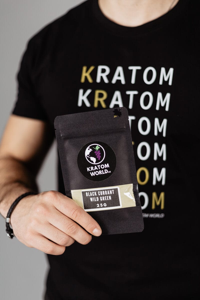 Тениска Kratom World с Kratom дизайн, представена в продуктов кадър като фирмена тениска.
