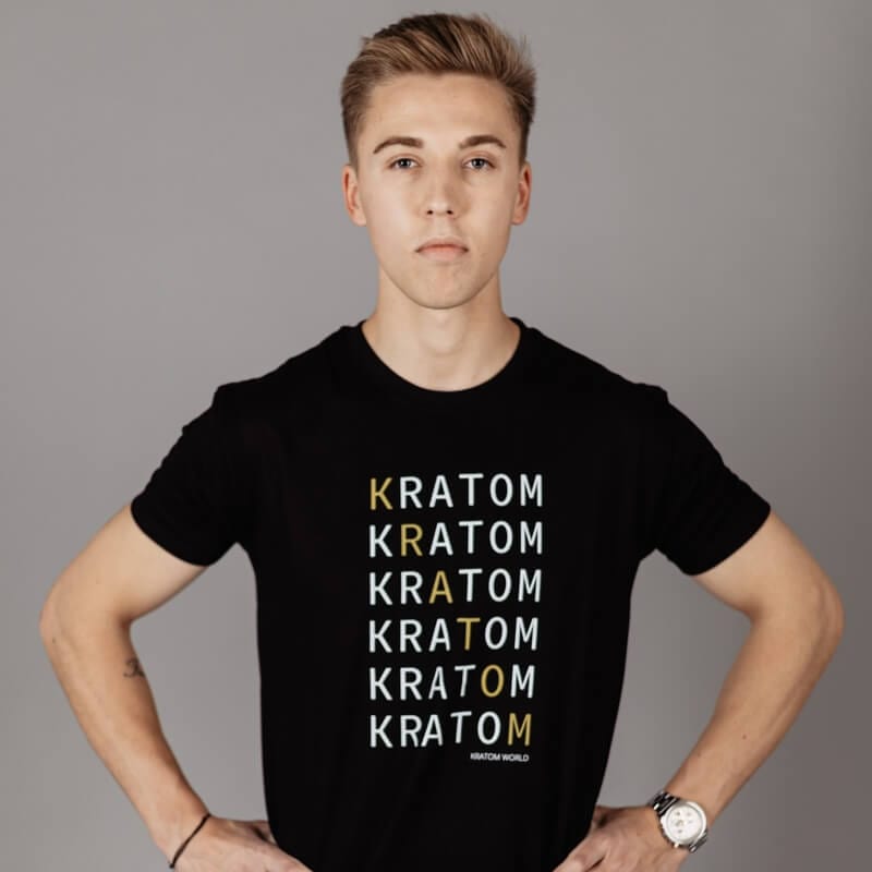 Тениска Kratom World, представена в продуктов кадър като фирмена тениска.