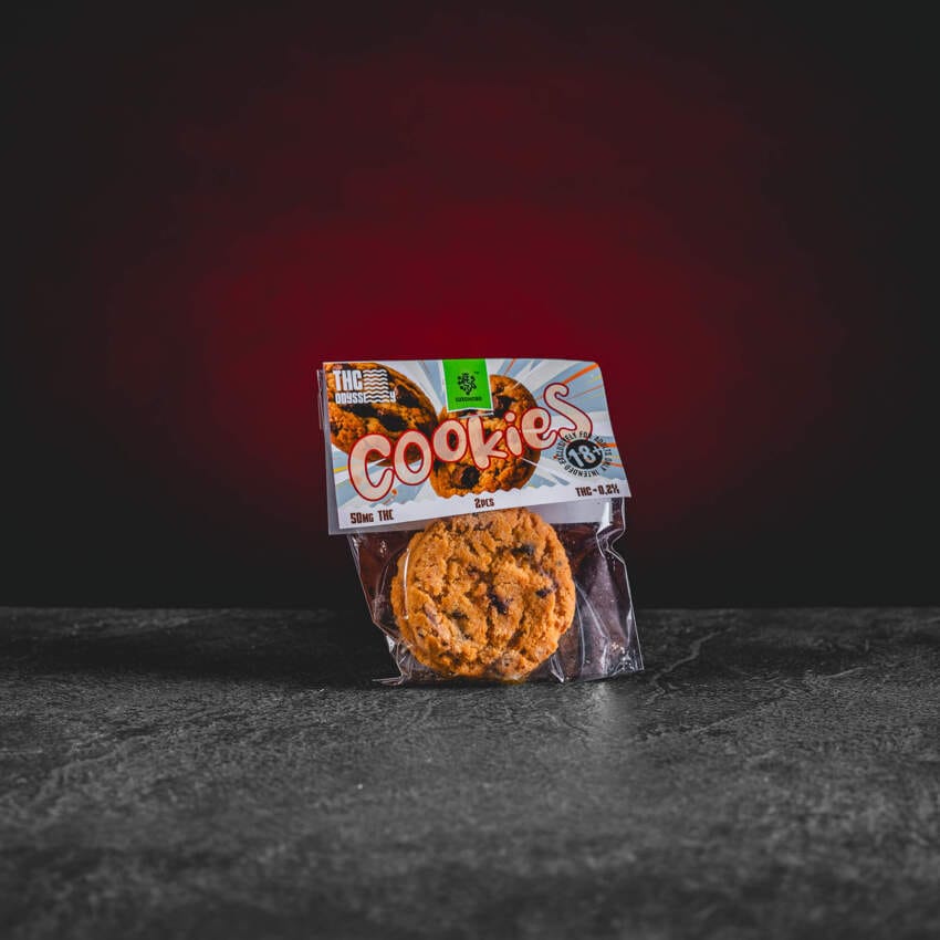 TH Odyssey Chocolate Cookies Kratom World, представени в продуктов кадър като шоколадови бисквити.
