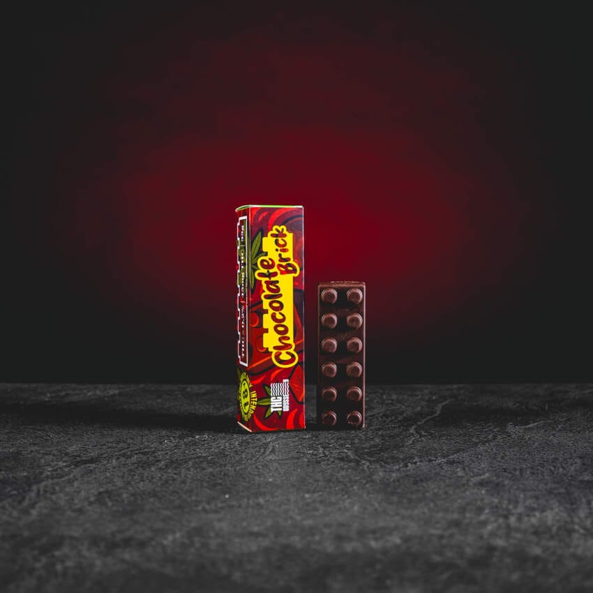 TH Odyssey Chocolate Brick Kratom World, представен в продуктов кадър като шоколадово блокче.