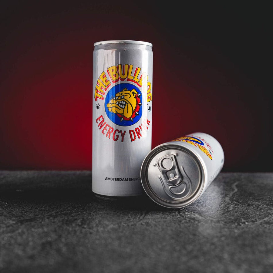 The Bulldog Energy Drink Kratom World, представен в продуктов кадър като енергийна напитка.