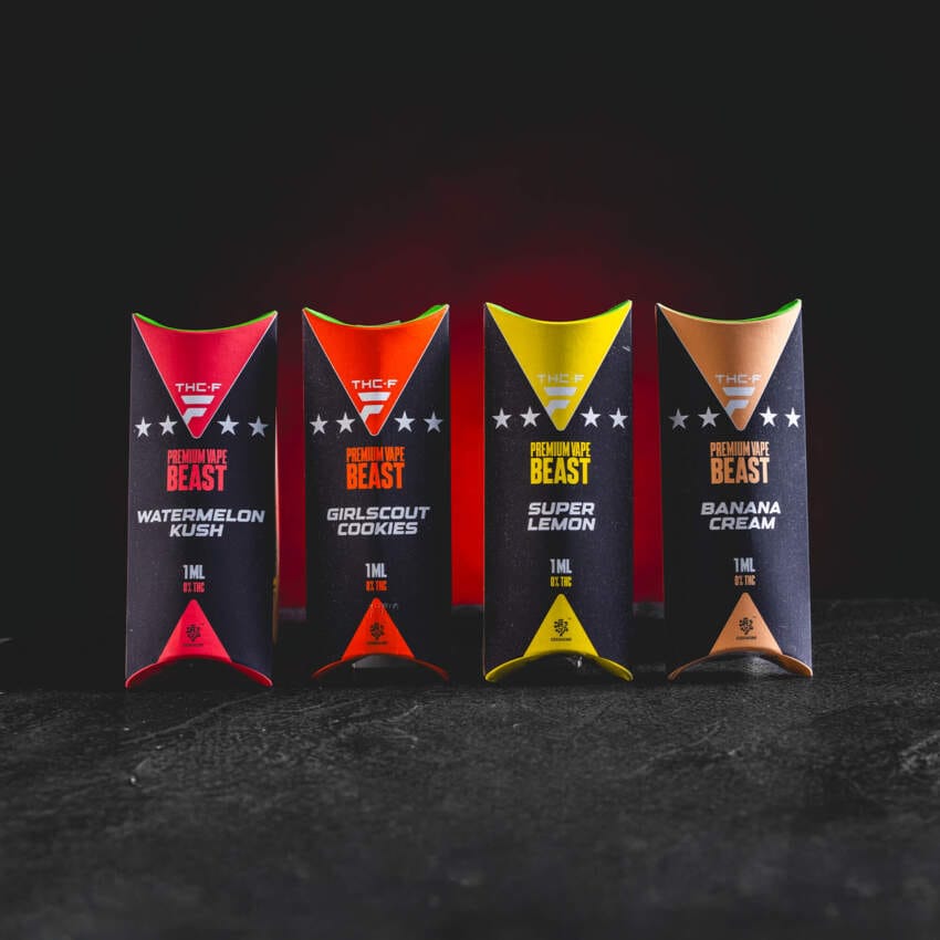 THF Beast еднократни vape продукти Kratom World v пълна колекция от вкусове, представени в групов продуктов кадър с премиум дизайн.