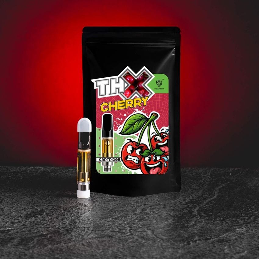 THX Cartridge Cherry Kratom World с CBC, CBD, CBG, CBN и CBDP, представен в продуктов кадър като канабиноиден cartridge с черешов профил.