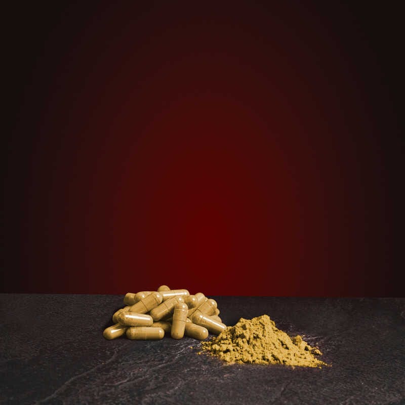 Tongkat Ali капсули Kratom World, представени в продуктов кадър като растителен продукт с малайзийски женшен профил.