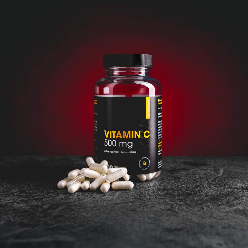 Vitamin C Kratom World 500 mg 100 капсули, представен в продуктов кадър като витаминен продукт за подкрепа на имунитета, антиоксидантна защита, колаген и здрава кожа.