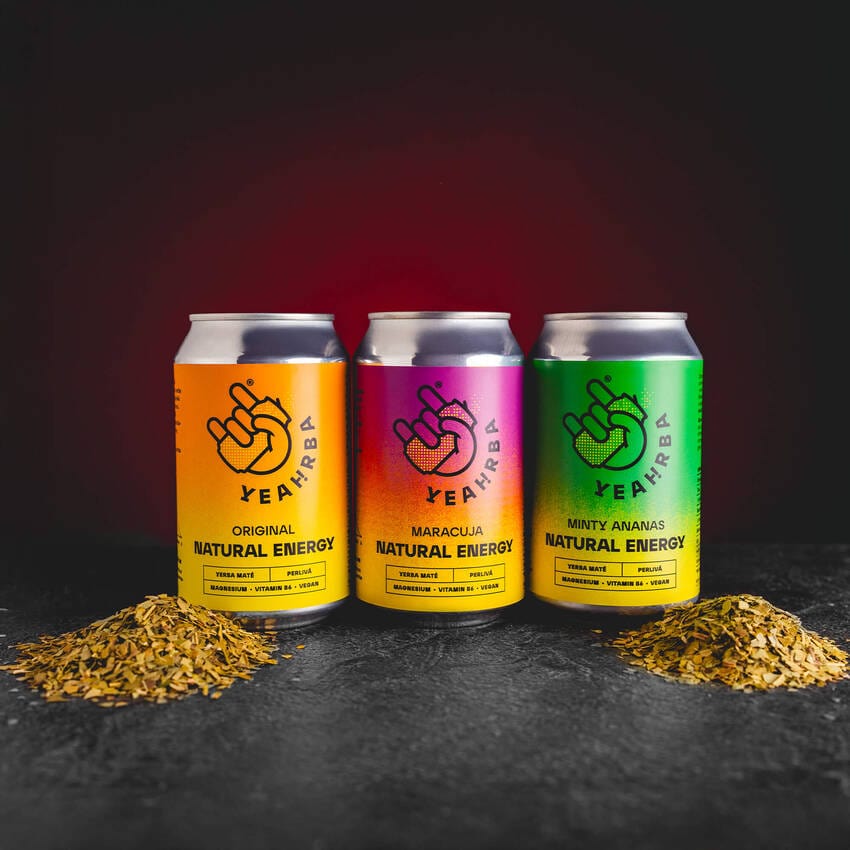YeahRba Yerba Mate Kratom World, представен в продуктов кадър като yerba mate напитка.