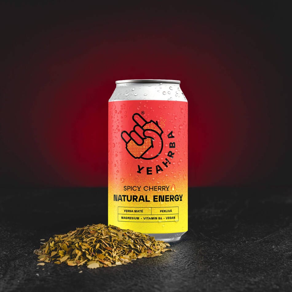 Yerba Mate Energy Tea Spicy Cherry Kratom World, представен в продуктов кадър като енергийна чаена напитка с пикантен черешов профил.