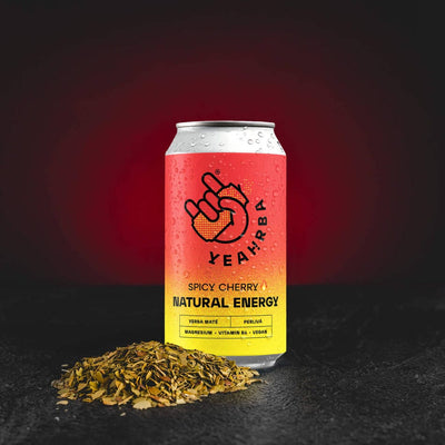 Yerba Mate Energy Tea Spicy Cherry Kratom World, представен в продуктов кадър като енергийна чаена напитка с пикантен черешов профил.