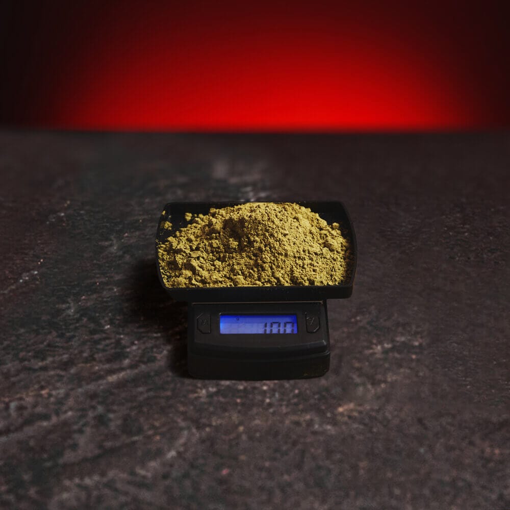 Везна Kratom World за точно измерване на кратом прах, показана в продуктов кадър.