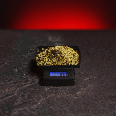 Везна Kratom World за точно измерване на кратом прах, показана в продуктов кадър.