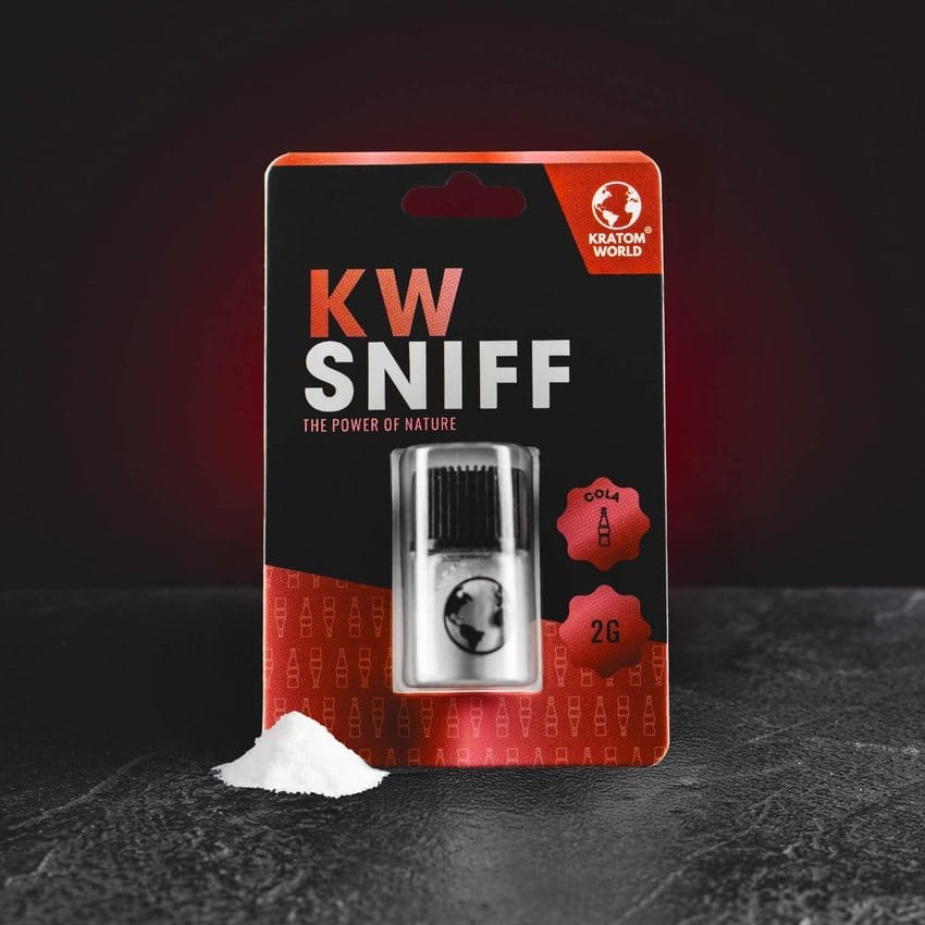 KW Sniff Cola Kratom World с кофеин и таурин, представен в продуктов кадър като енергиен sniff прах с кола профил.