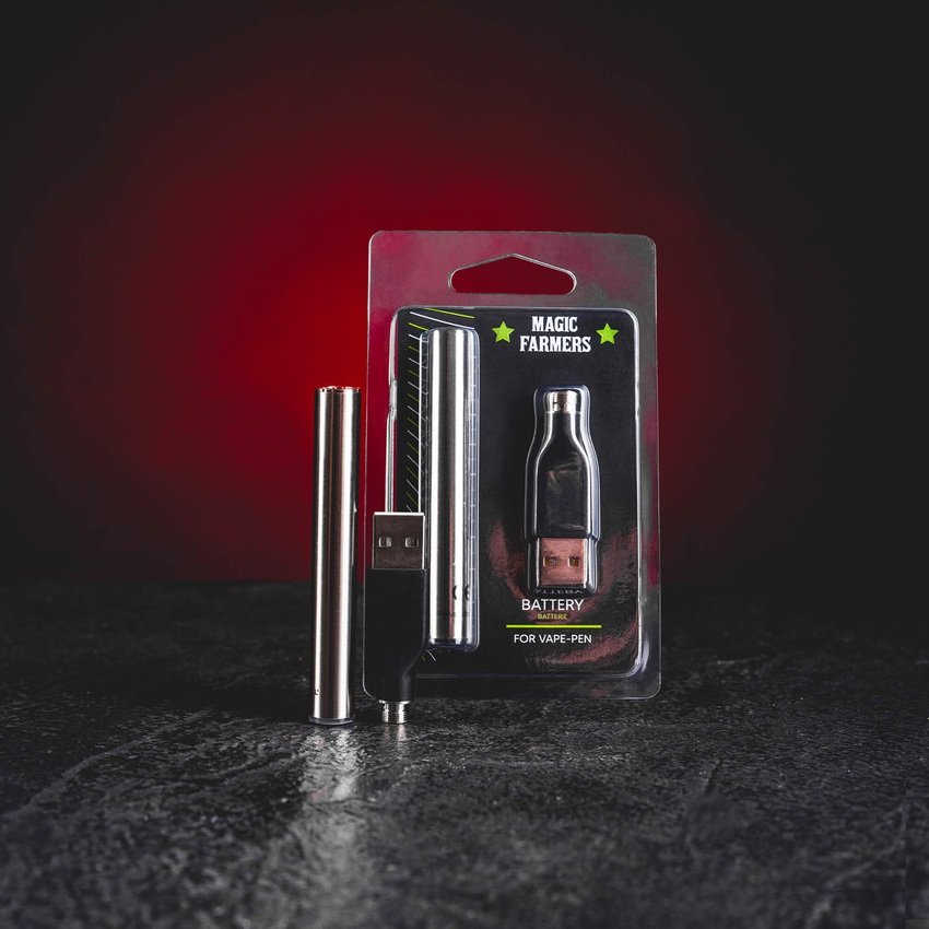 Magic Farmers Green Brothers Kratom World с CBD HHCP конопен cartridge и батерия, представен в продуктов кадър като vape комплект.