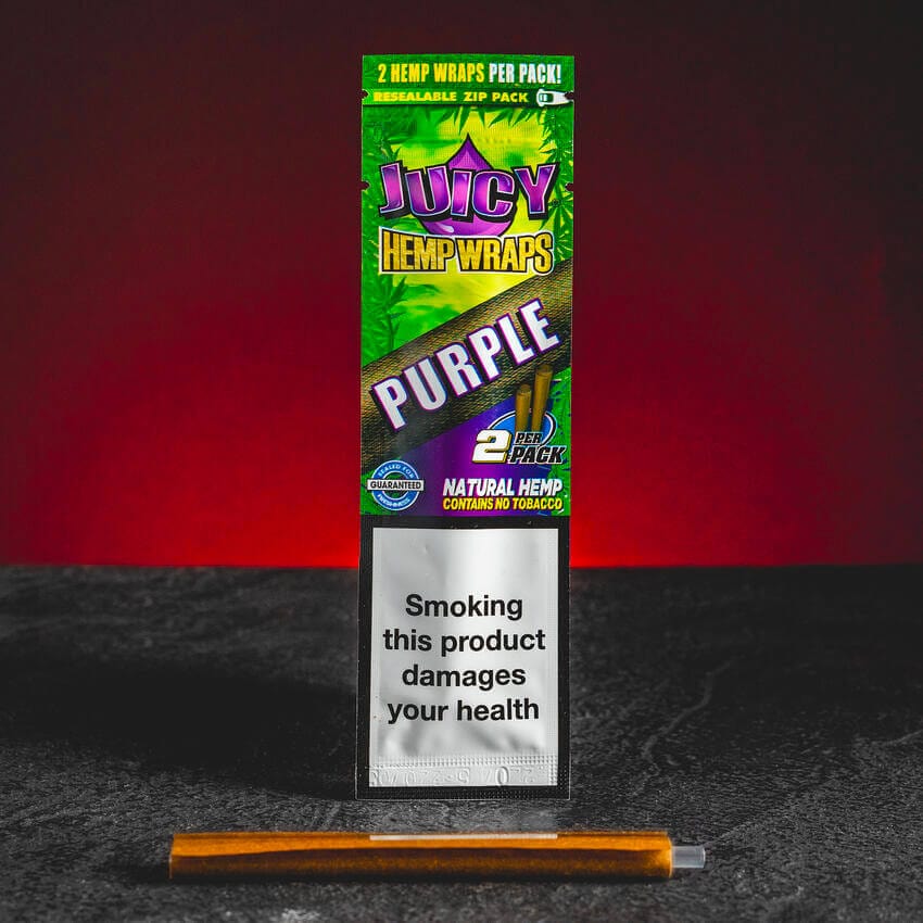 Purple hemp wrap с аромат на грозде, представен в продуктов кадър като конопен аксесоар за CBD, HHC и билкови продукти.