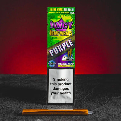 Purple hemp wrap с аромат на грозде, представен в продуктов кадър като конопен аксесоар за CBD, HHC и билкови продукти.