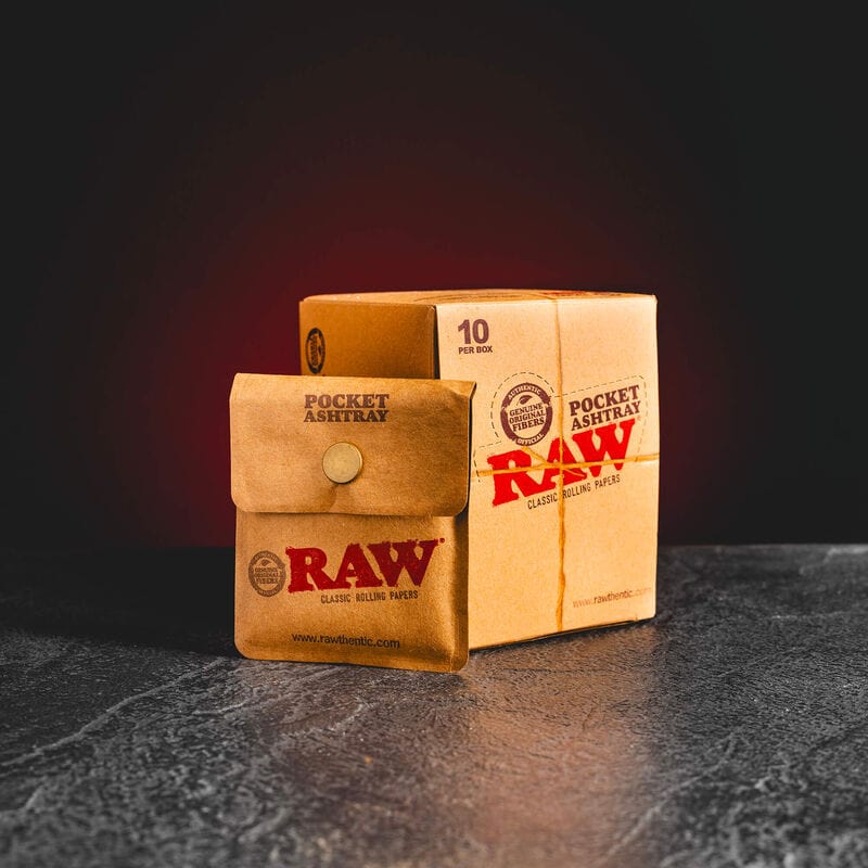 RAW pocket ashtray Kratom World CBD, представен в продуктов кадър като джобен пепелник в опаковка от 10 броя.