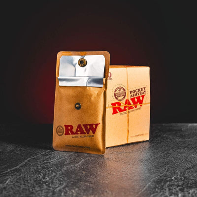 RAW pocket ashtray Kratom World CBD, представен в продуктов кадър като джобен пепелник в опаковка от 10 броя.