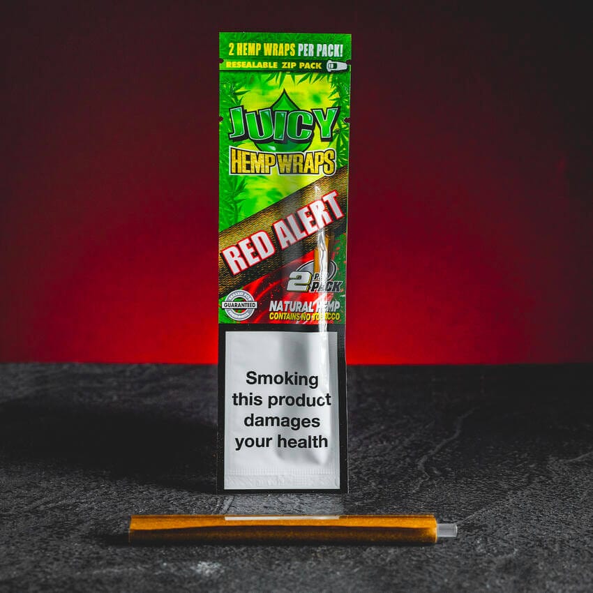 Red Alert hemp wrap в червенé provedení, представен в продуктов кадър като конопен аксесоар за CBD, HHC и билкови продукти.