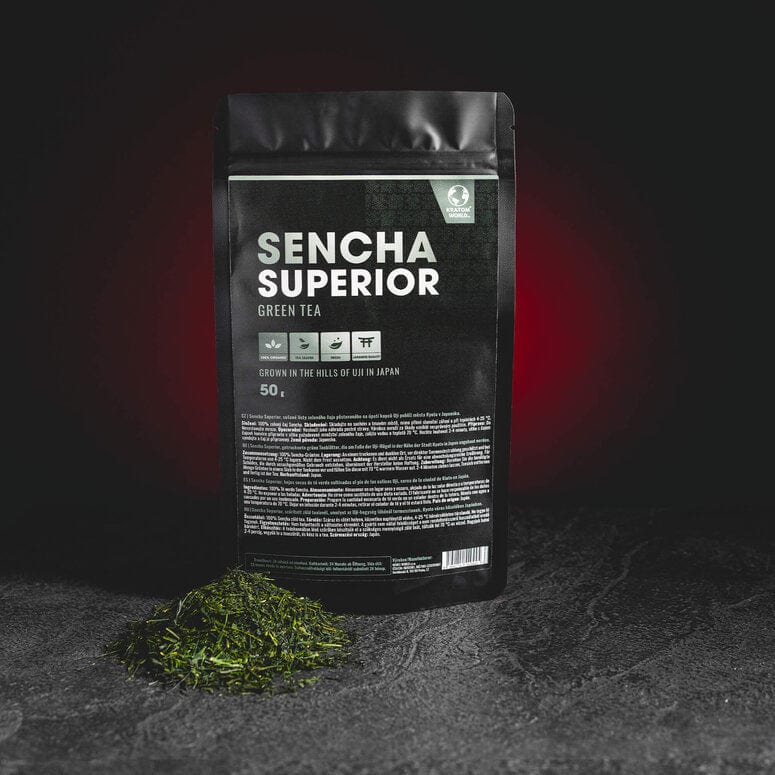 Sencha Superior, представен в продуктов кадър като традиционен японски зелен чай.