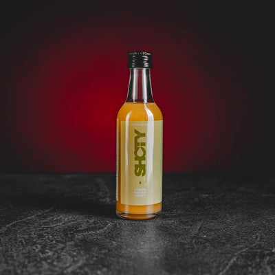 Shot of Health Kratom World с джинджифил, ананас, кокос и ацерола, представен в продуктов кадър като функционален шот.