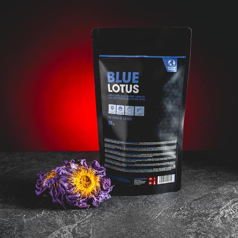 Син лотос Blue Lotus Kratom World, представен в продуктов кадър като цял сушен цвят.