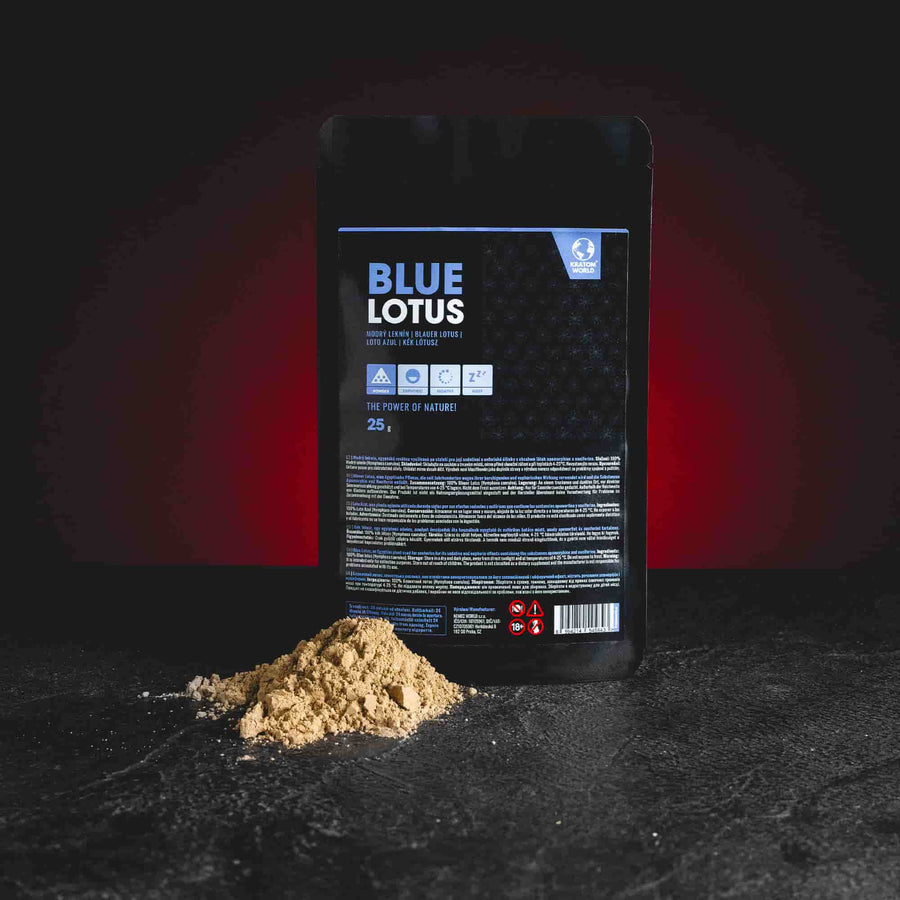 Син лотос Blue Lotus Kratom World, представен в продуктов кадър като фин растителен прах.