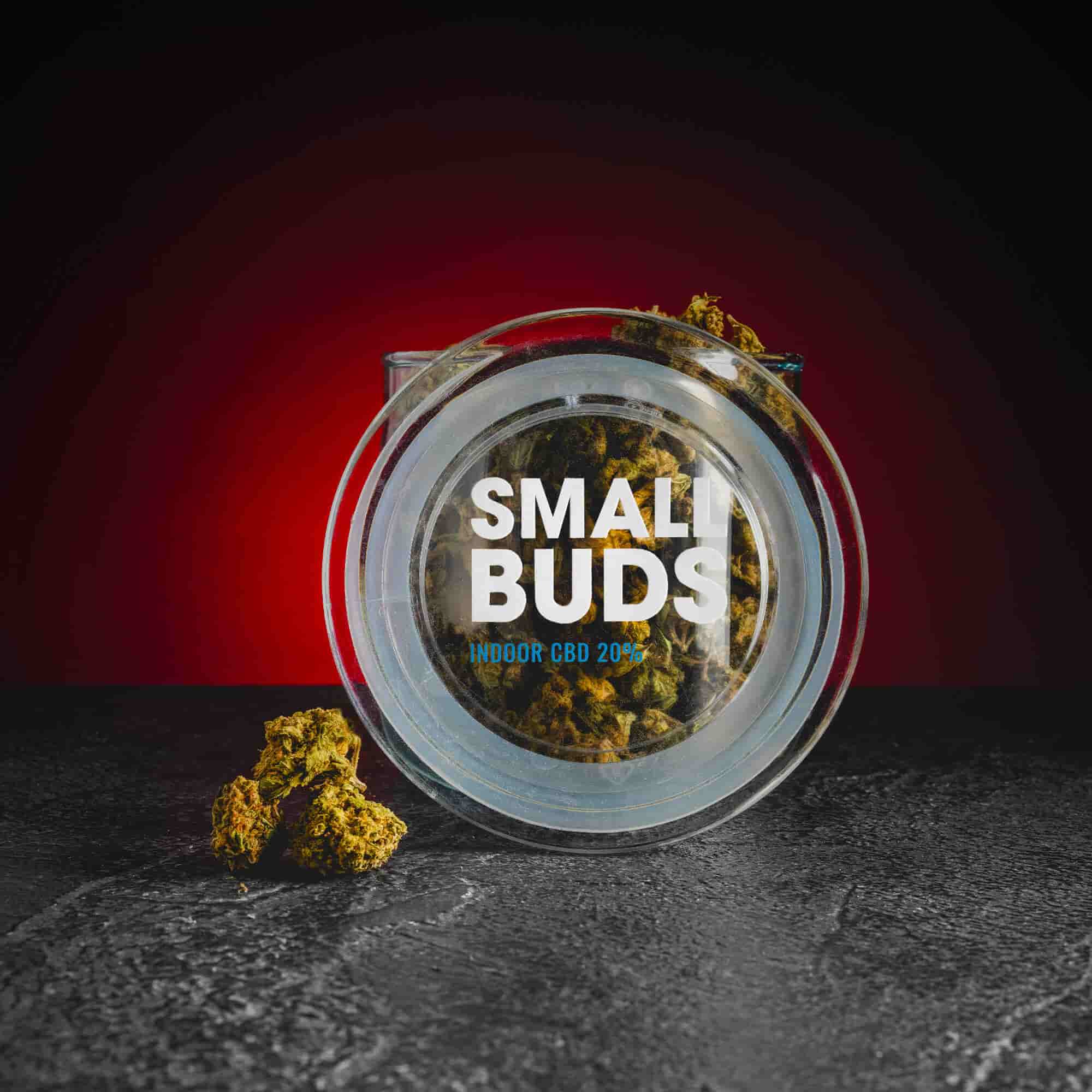 Small Buds CBD цветове Kratom World, представени в продуктов кадър като дребни качествени конопени цветове.