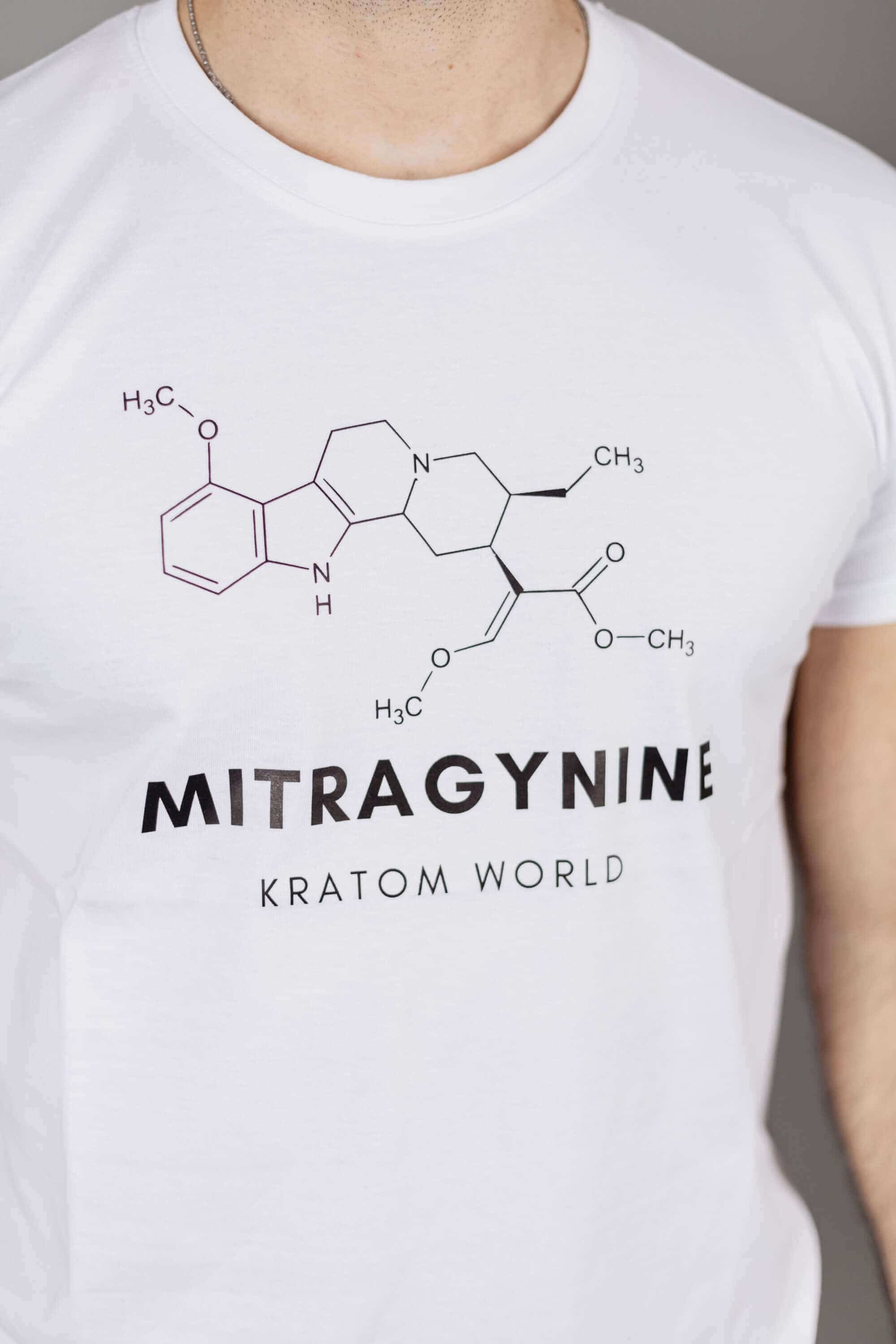 Тениска Mitragynine Kratom World, представена в детайлен продуктов кадър.