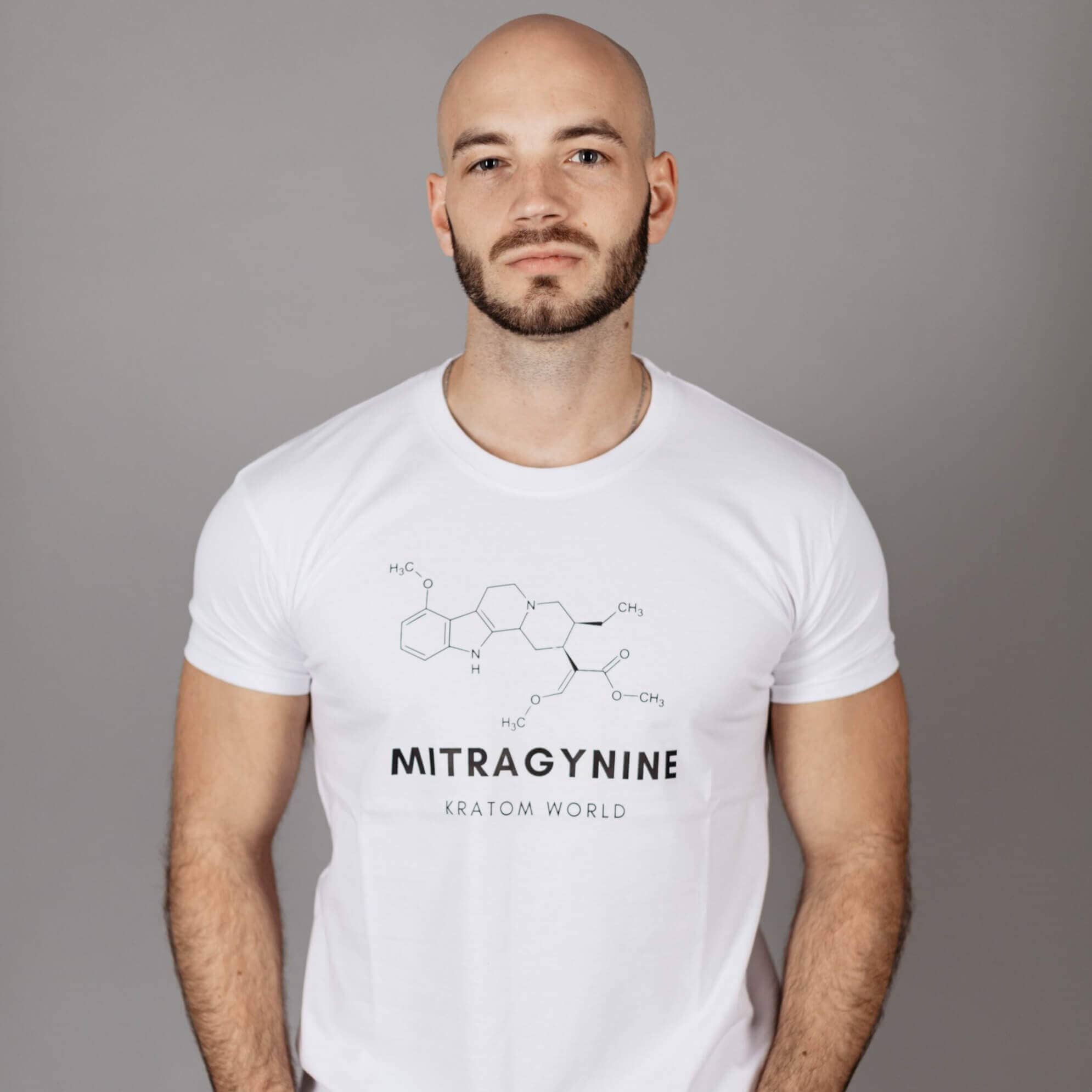 Тениска Mitragynine Kratom World, представена в продуктов кадър.