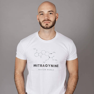 Тениска Mitragynine Kratom World, представена в продуктов кадър.