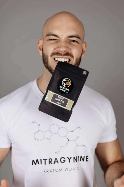 Тениска Mitragynine Kratom World с Kratom мотив, представена в продуктов кадър.