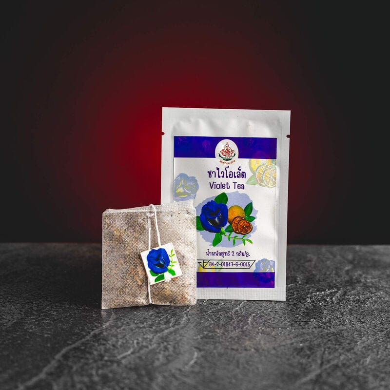 Violet Tea Kratom World, представен в продуктов кадър като тайландски чай Butterfly Pea с лимон и промяна на цвета.