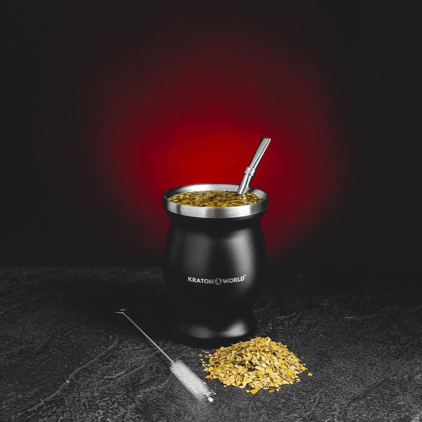 Калабаса за yerba mate, представена в продуктов кадър като чаша за приготвяне на енергийна чаена напитка.
